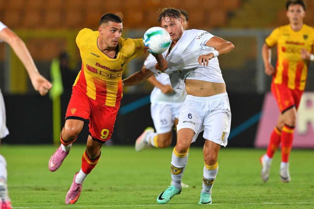 Nikola Krstovic in azione con la maglia del Lecce durante il match di Coppa Italia contro la Juve Stabia