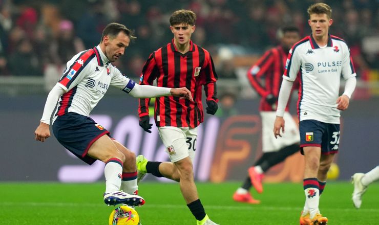 Mattia Liberali con la maglia del Milan in azione contro il Genoa.