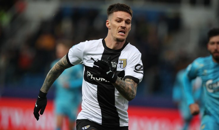 Dennis Man in azione con la maglia del Parma.