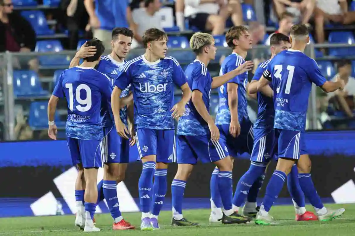 Il Como esulta dopo un all'Ajax in amichevole