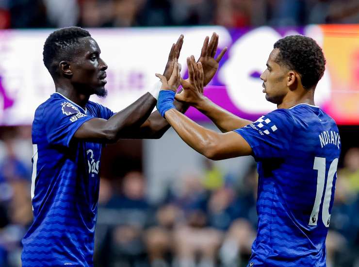 Ndiaye esulta con un compagno