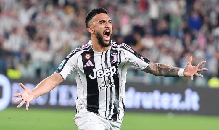 Nico Gonzalez mentre esulta con la maglia della Juventus addosso.