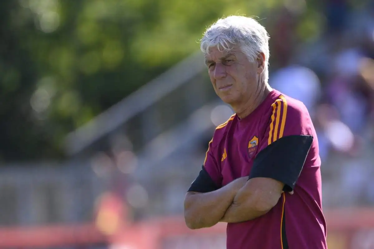 Gasperini guida i giocatori della Roma sul terreno di gioco