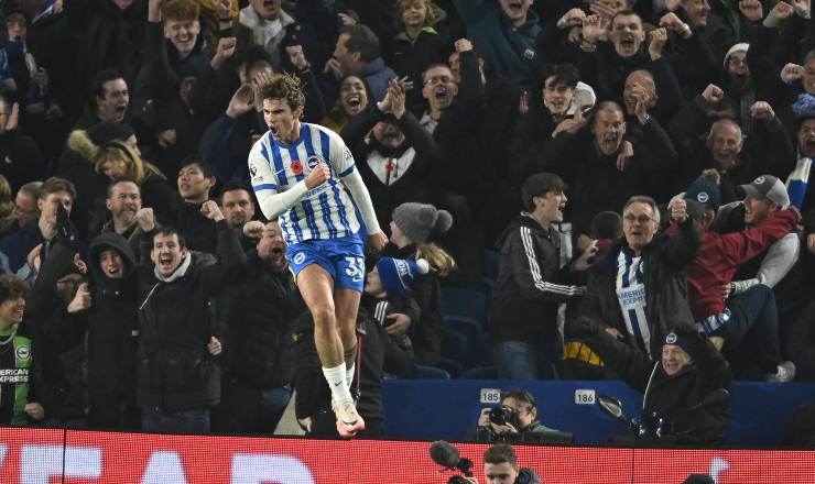 Matt O'Riley mentre esulta con la maglia del Brighton.