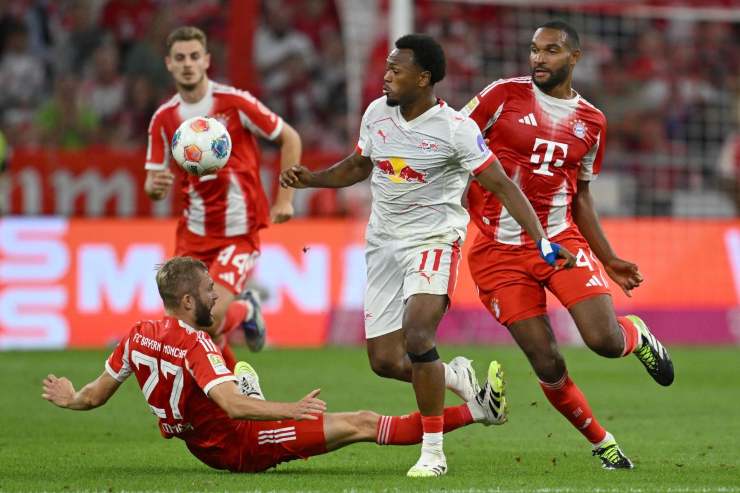 Openda in campo contro il Bayern Monaco