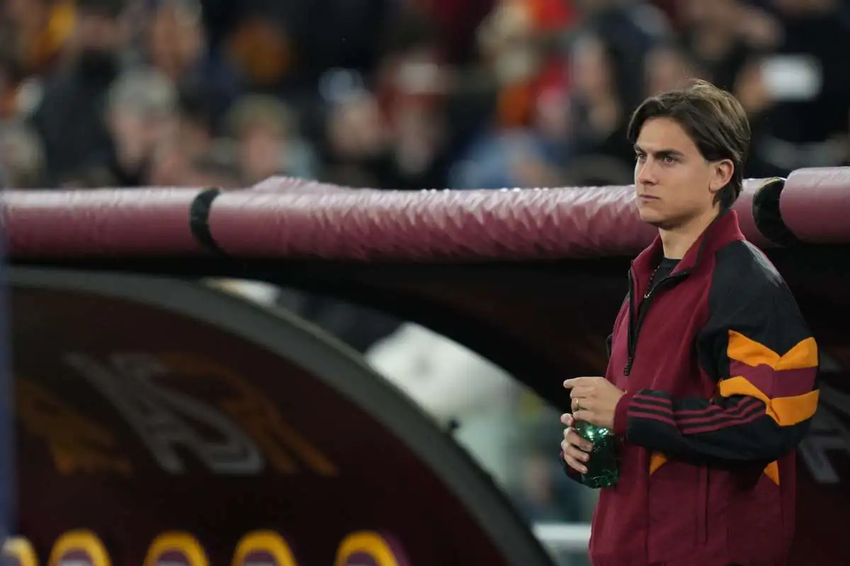 Paulo Dybala in panchina con la maglia della Roma