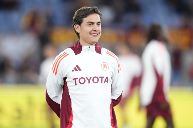 Paulo Dybala in campo con la maglia della Roma