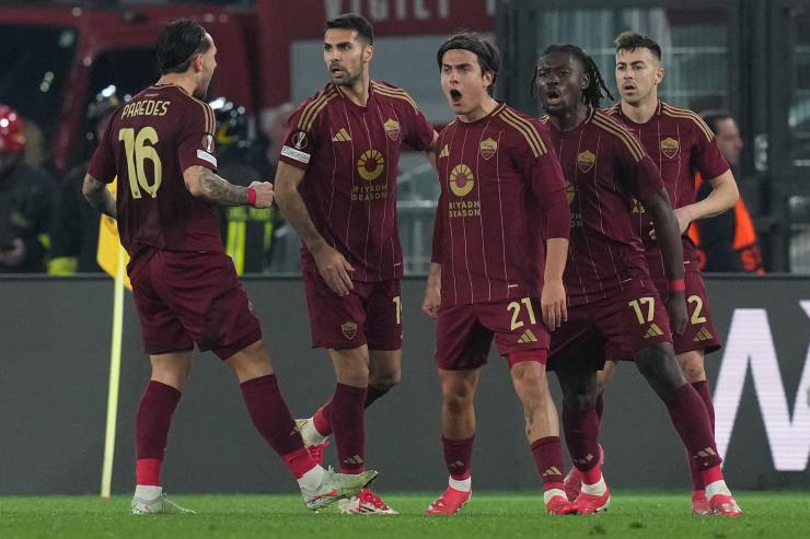 La Roma esulta dopo un gol