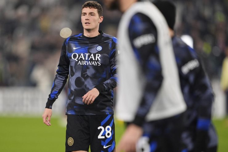 Pavard durante il riscaldamento con la maglia dell'Inter