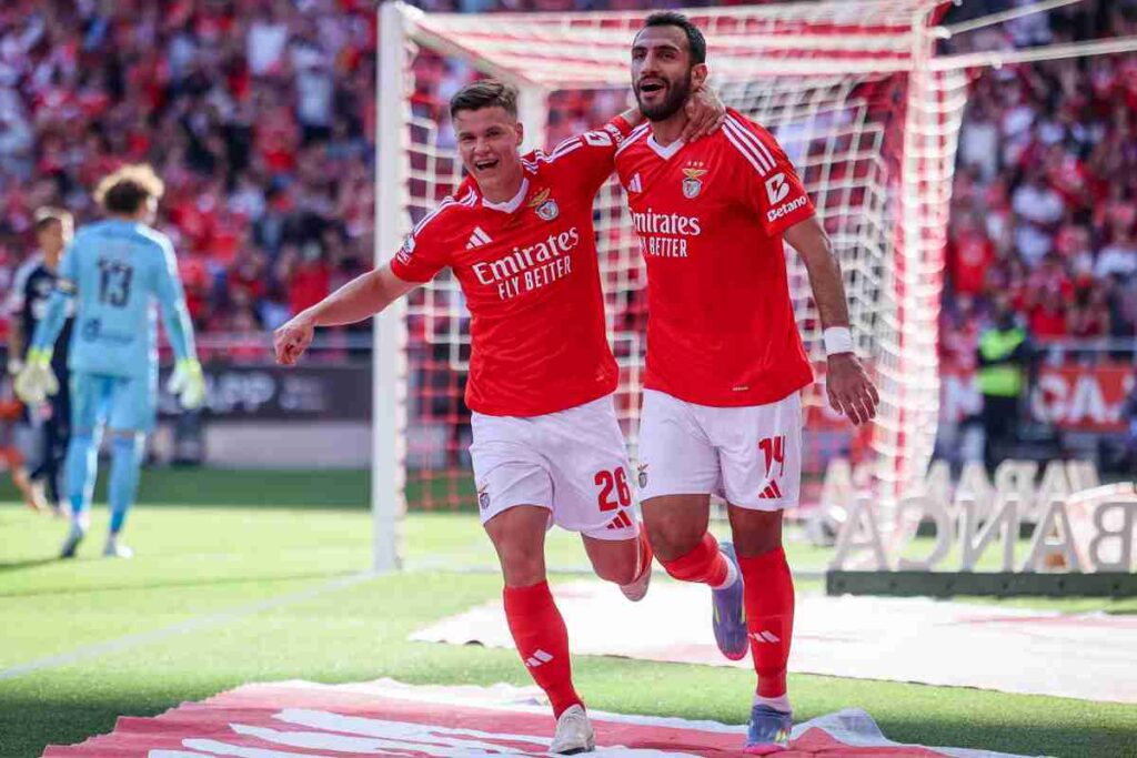 Pavlidis esulta con un compagno