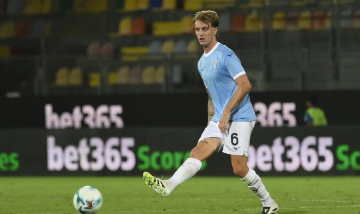 Nicolò Rovella in azione con la maglia della Lazio.