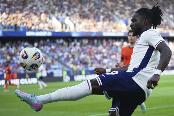 Jonathan Rowe in campo con la nazionale inglese