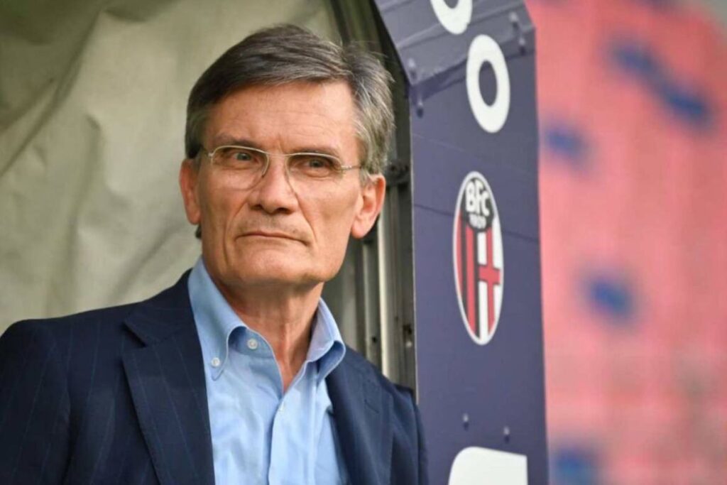 Primo piano del direttore tecnico del Bologna Sartori preoccupato