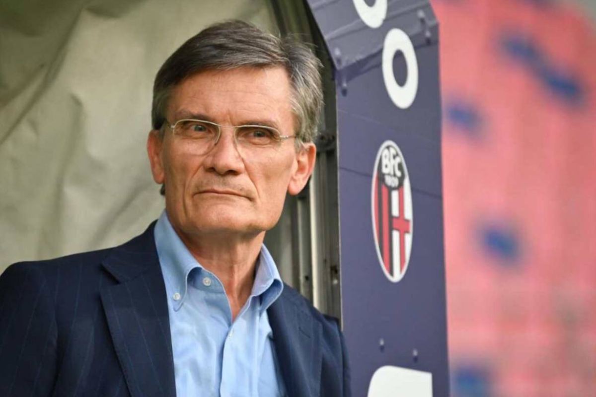Primo piano del direttore tecnico del Bologna Sartori preoccupato