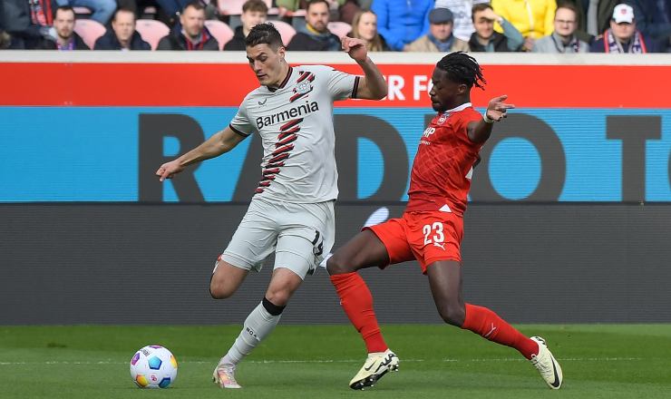 Patrik Schick contrastato durante una partita col Bayer Leverkusen.