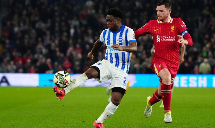 Tariq Lamptey, a sinistra, in azione con la maglia del Brighton durante una sfida col Liverpool.