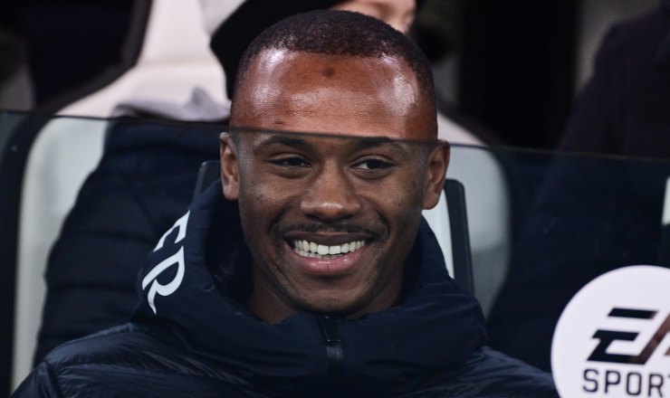 Tiago Djalò seduto in panchina durante una partita della Juventus.
