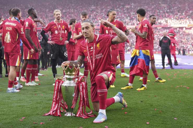 Lostas Tsimikas festeggia la vittoria di Premier League con il Liverpool