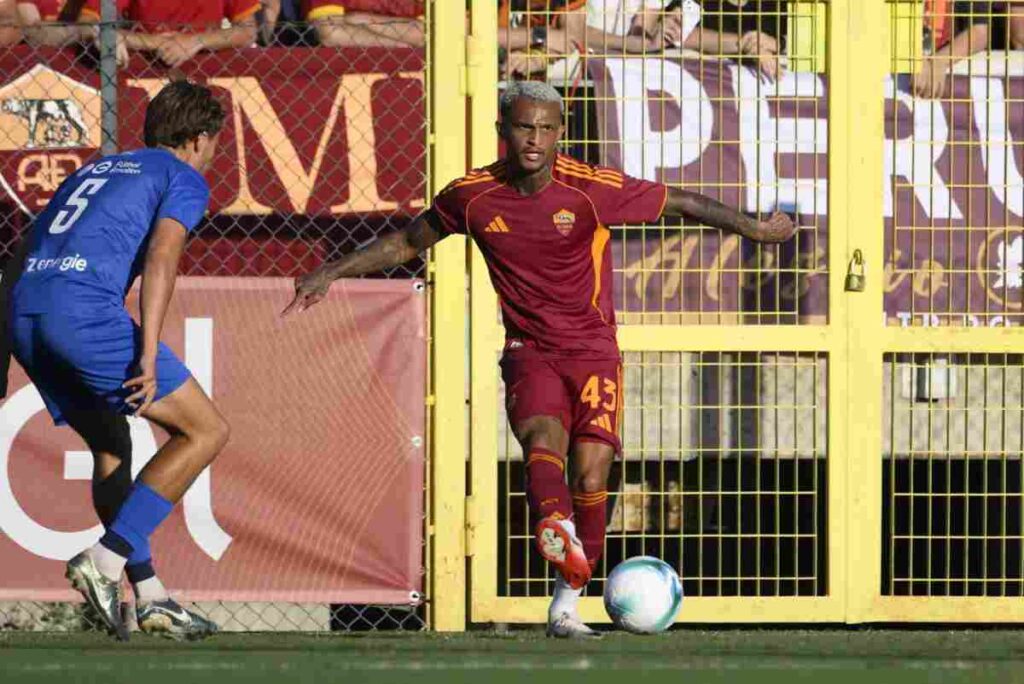 Wesley in campo con la maglia della Roma