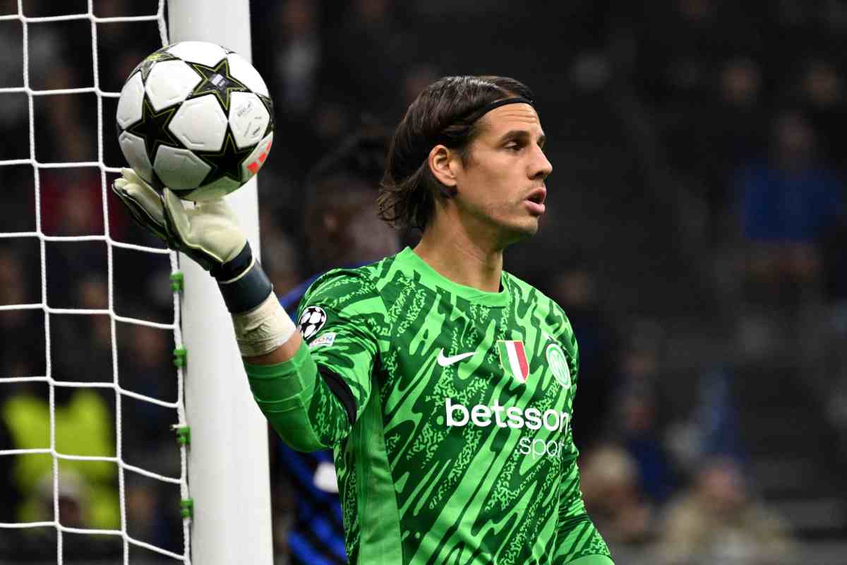 Yann Sommer portiere dell'Inter rilancia un pallone con le mani