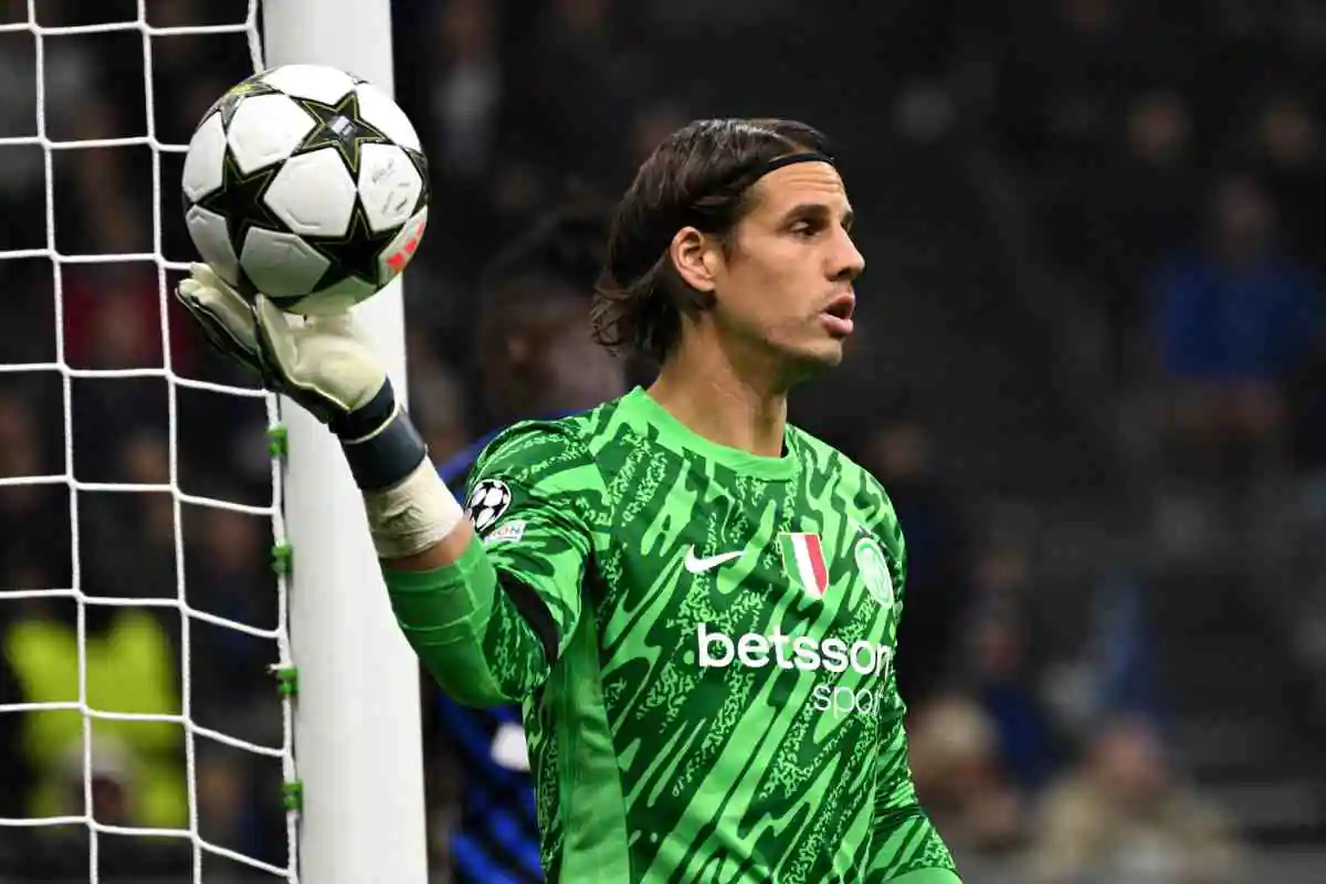 Yann Sommer portiere dell'Inter rilancia un pallone con le mani