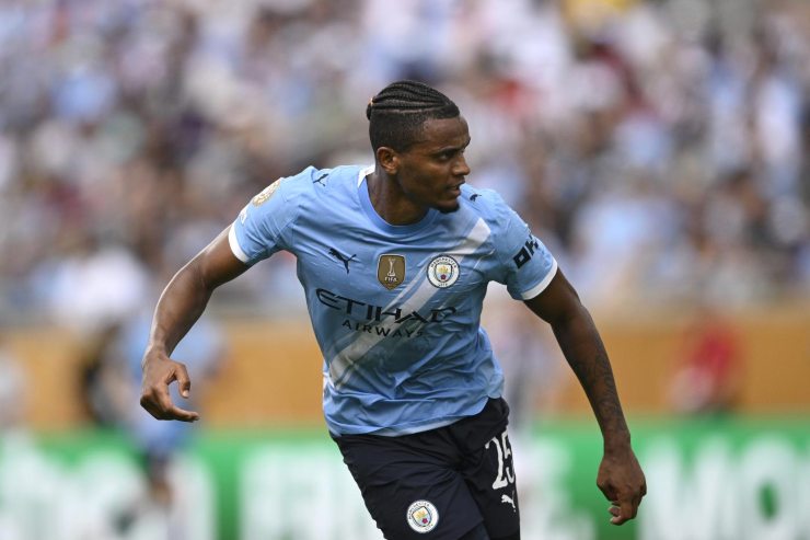 Akanji in campo con indosso la maglia del Manchester City