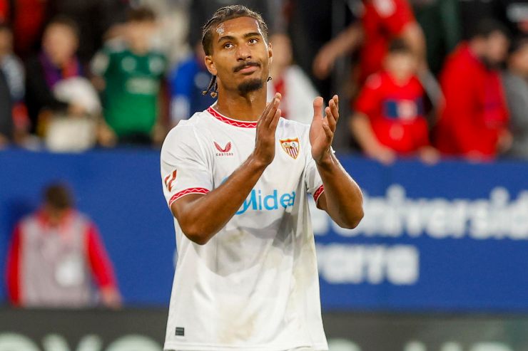Badé applaude in campo con indosso la maglia del Siviglia