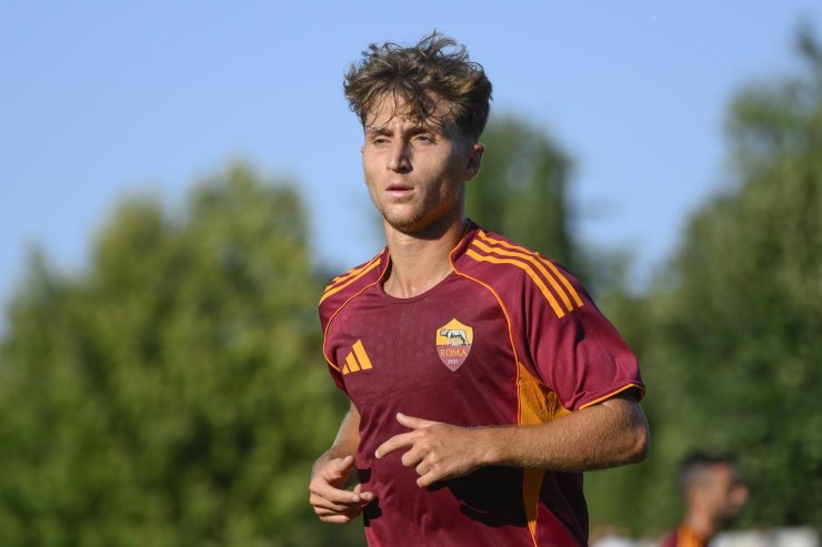 Baldanzi in campo con indosso la maglia della Roma