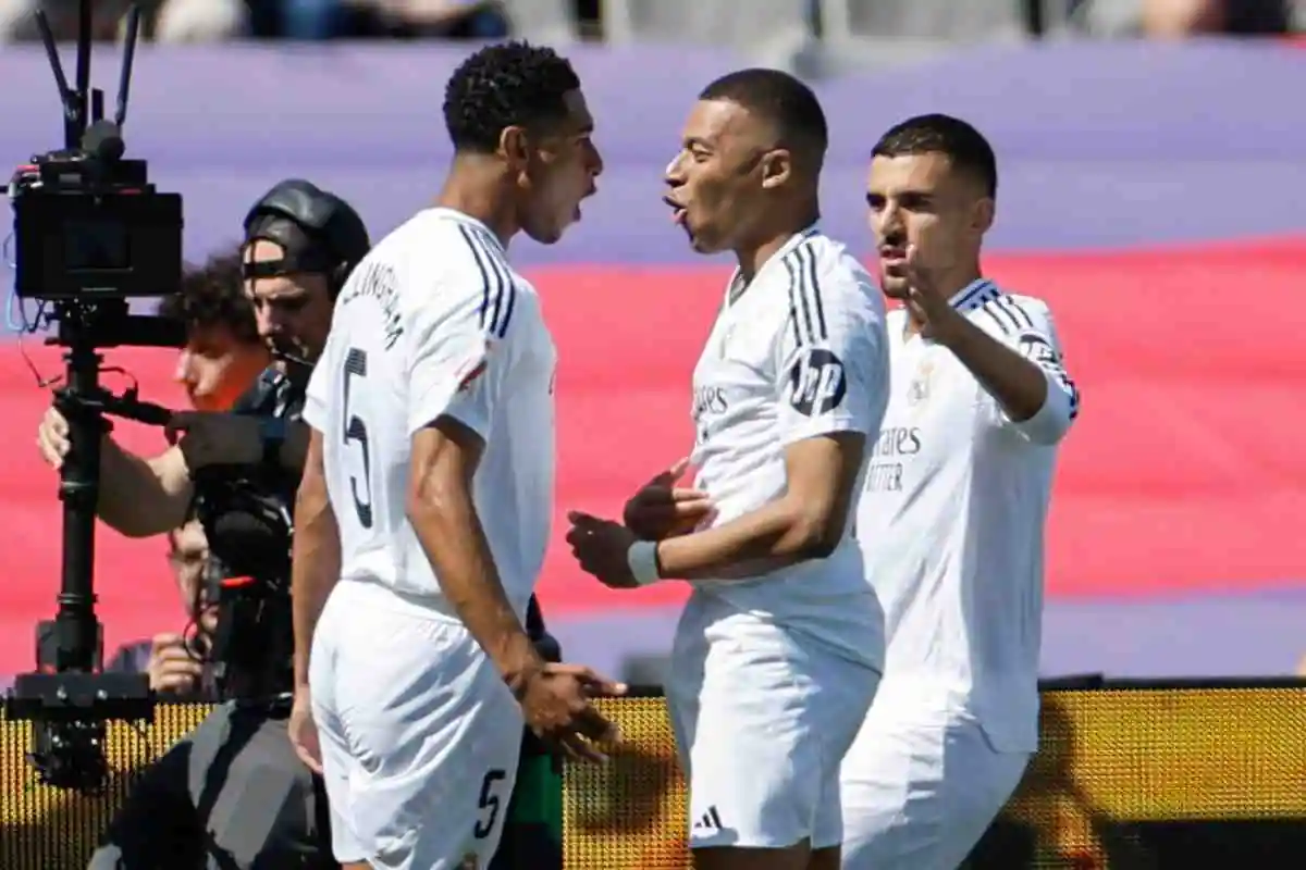 Bellingham esulta con la maglia del Real Madrid insieme a Mbappé e Ceballos
