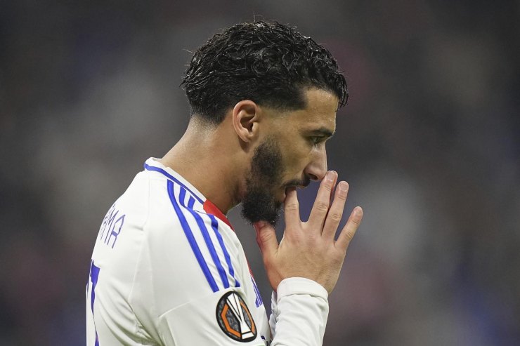 Benrahma con indosso la maglia dell'Olympique Lione