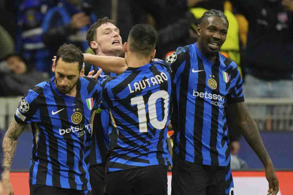 L’Inter lo vende, ma lui dice no: “Il suo piano è chiaro” L’Inter lo vende, ma lui dice no: “Il suo piano è chiaro”