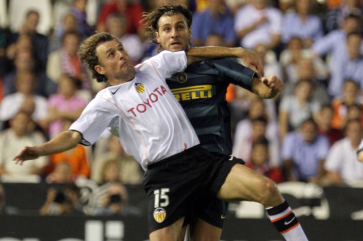 Carboni duella con Vieri durante una sfida tra Valencia e Inter