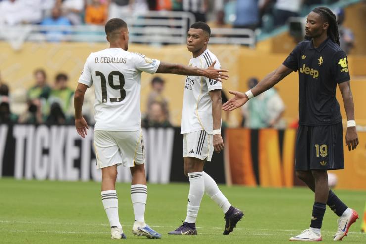 Ceballos dà il cinque a Thuram e Mbappé osserva da lontano durante un incontro tra Real Madrid e Juventus