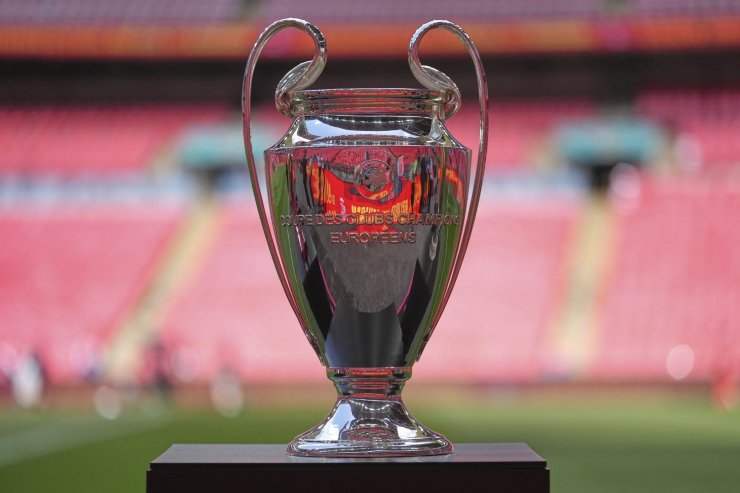 Il trofeo della Champions League a bordo campo
