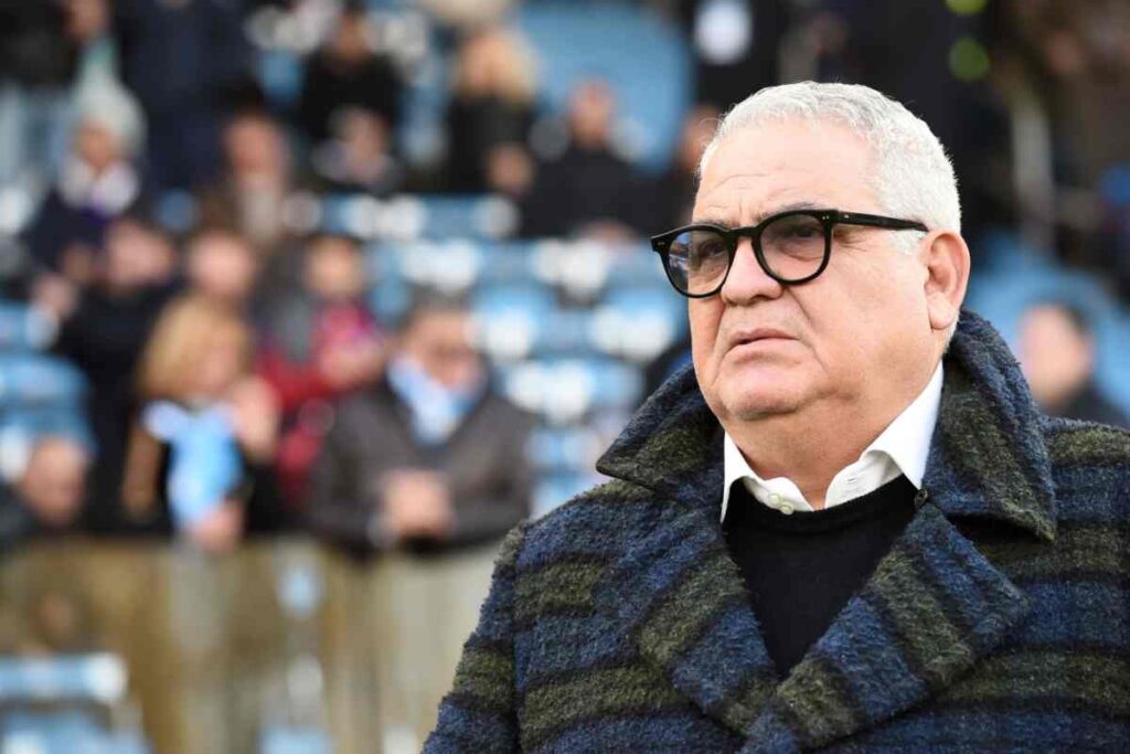 Corvino osserva da bordo campo
