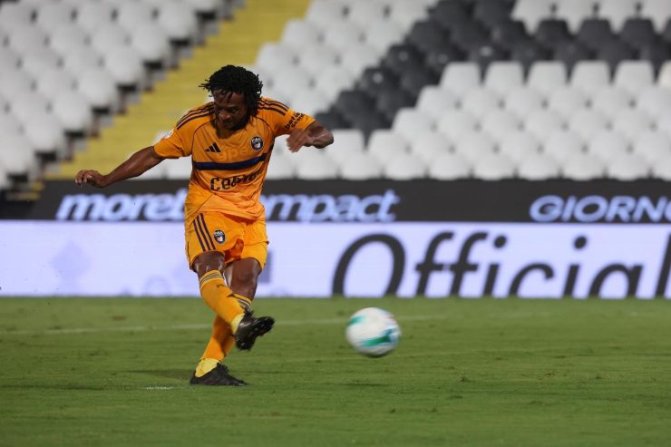 Cuadrado immortalato mentre calcia con indosso la maglia del Pisa