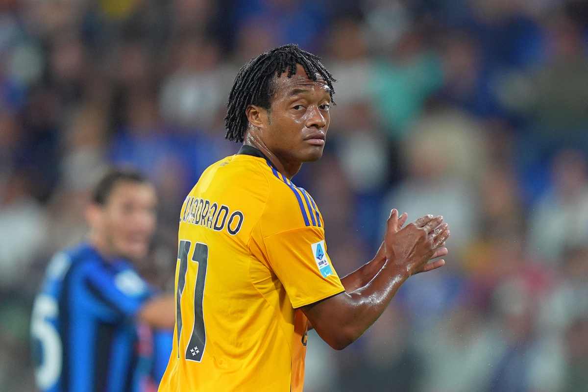 Cuadrado si guarda alle spalle in campo con indosso la maglia del Pisa