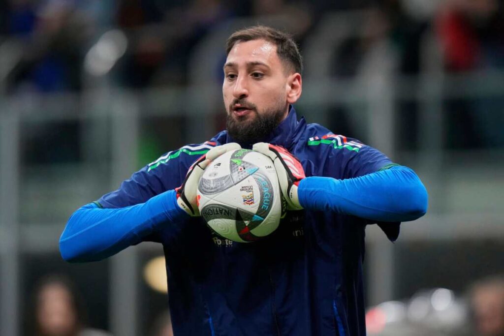 Donnarumma con indosso i panni della Nazionale e un pallone tra le mani