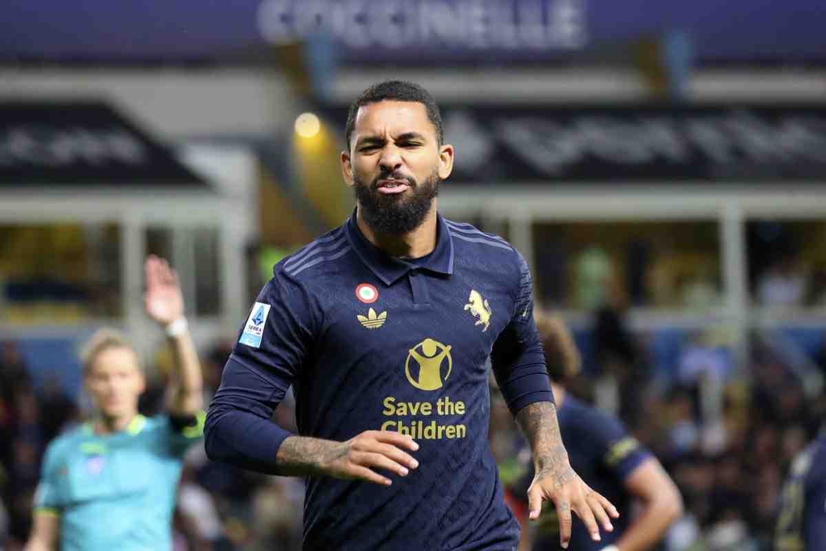 Douglas Luiz in campo