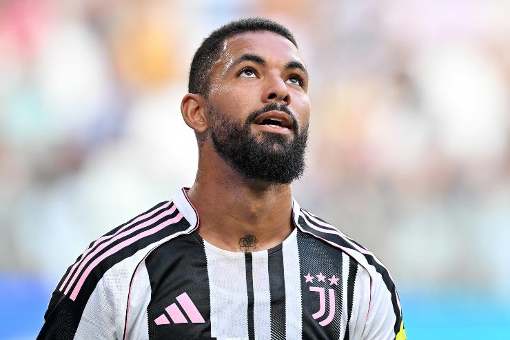 Douglas Luiz in campo con indosso la maglia della Juventus