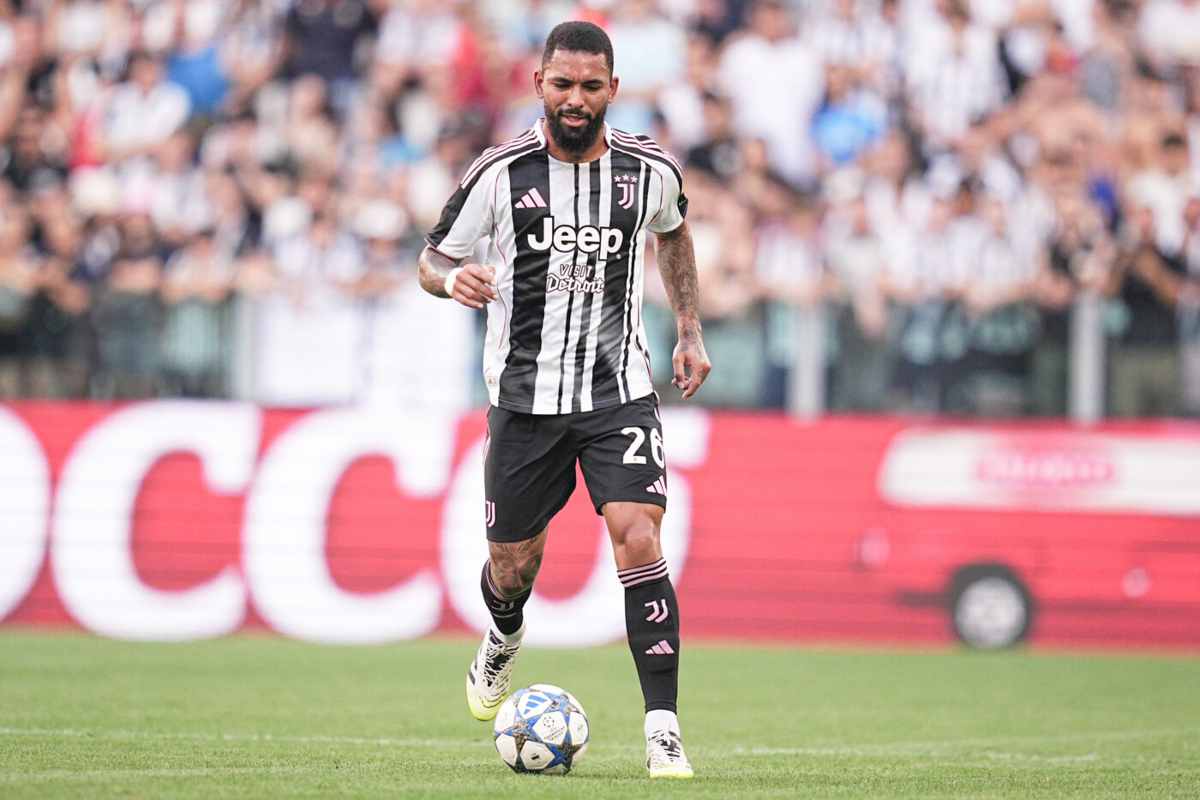 Douglas Luiz in campo