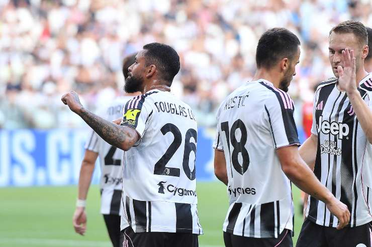 Douglas Luiz esulta insieme a Kostic e Koopmeiners il gol contro la Next Gen