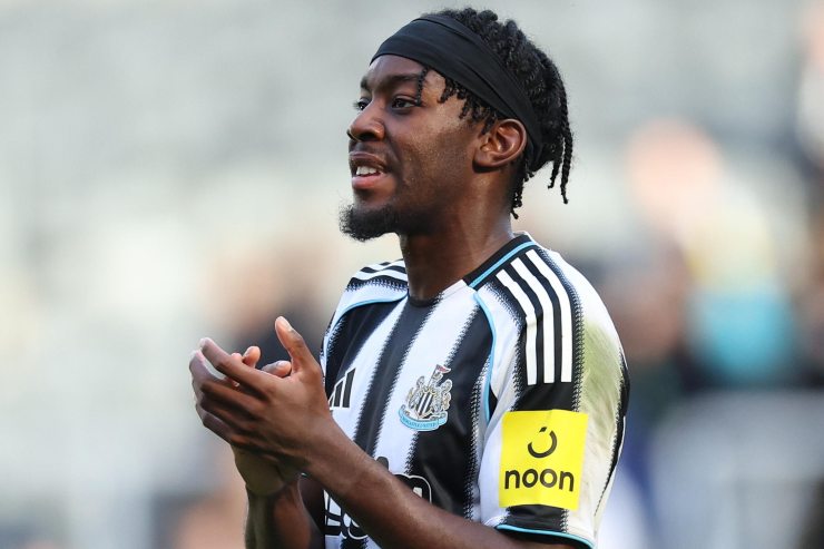 Elanga applaude con indosso la maglia del Newcastle