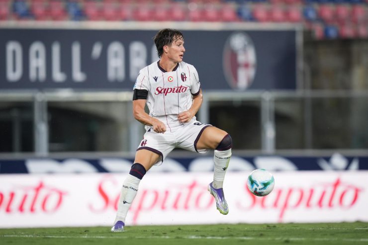 Fabbian gestisce palla in campo con indosso la maglia del Bologna