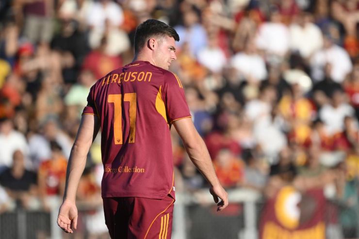 Ferguson di spalle con indosso la maglia della Roma