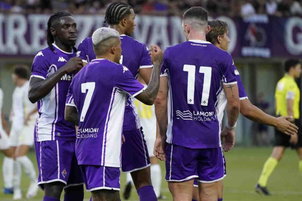 La Fiorentina festeggia in gruppo dopo un gol