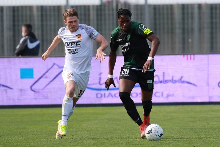 Foulon e Okoro duellano in campo durante un Pordenone-Benevento