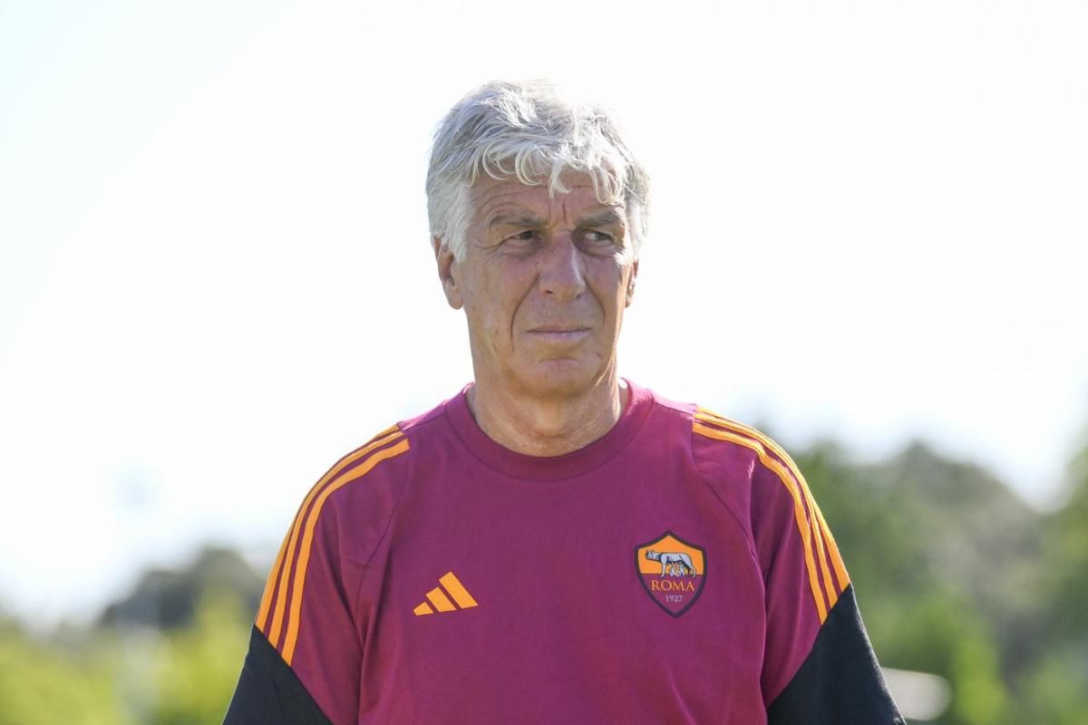 Gasperini osserva con gli abiti della Roma