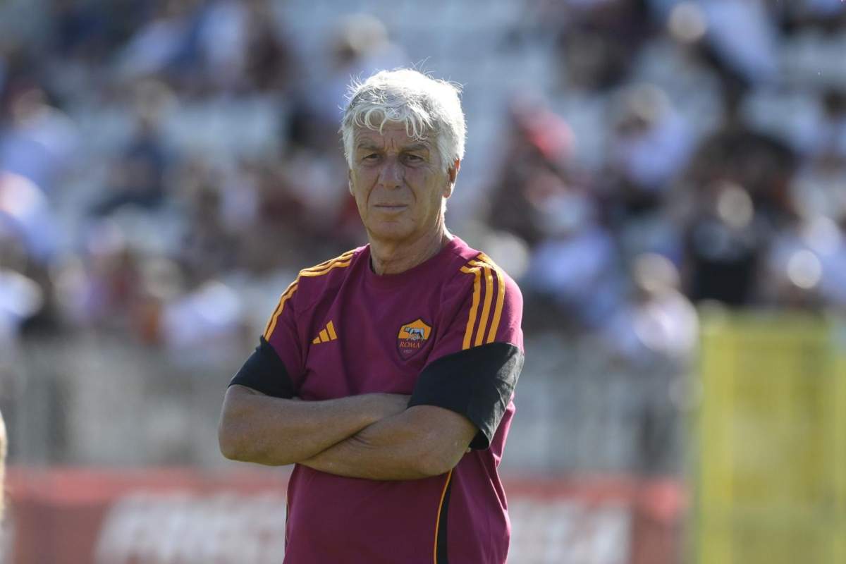 Gasperini osserva da bordo campo con le braccia conserte