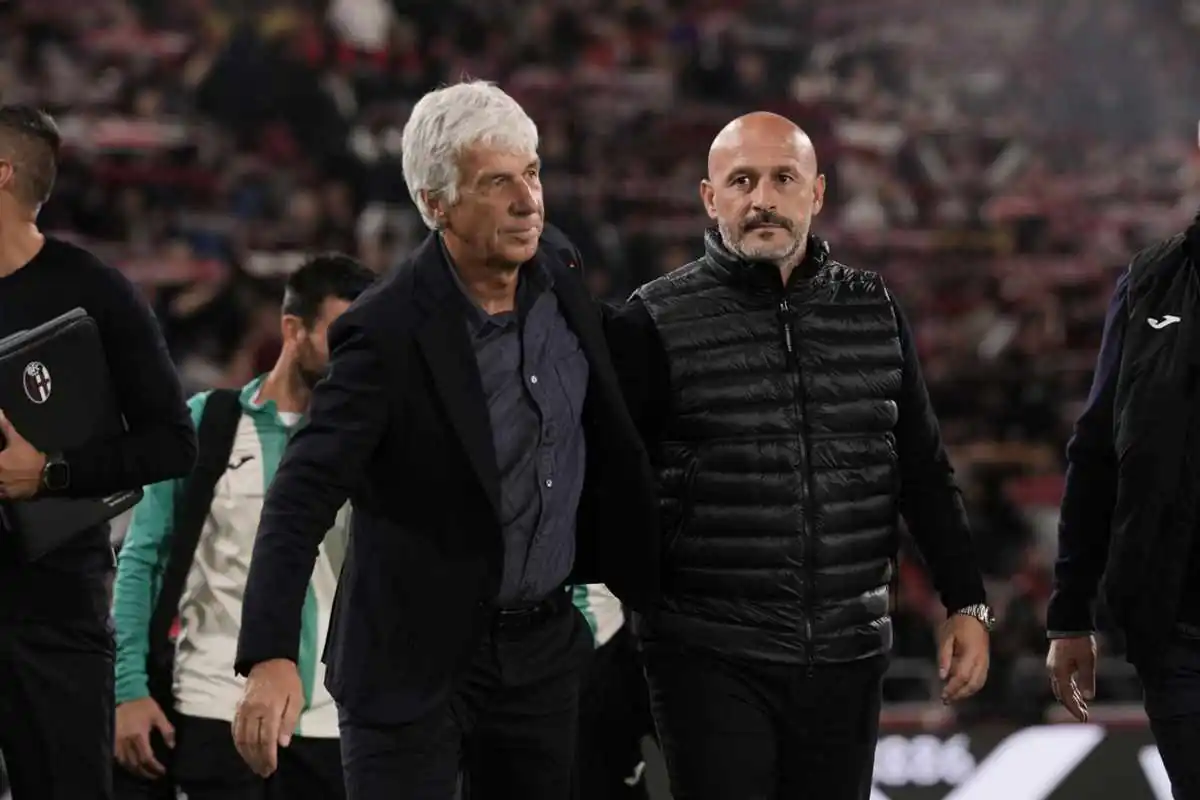 Gasperini e Italiano si salutano a bordo campo prima del fischio d'inizio